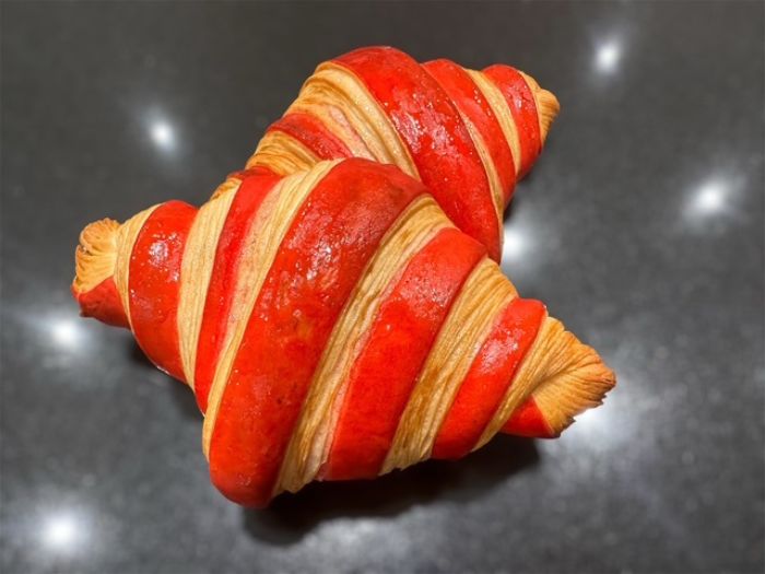 Croissant framboise de la boulangerie patisserie le coin gourmand à dieulefit