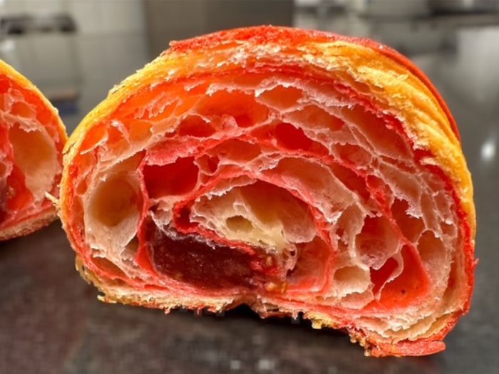 Intérieur de croissant framboise de la boulangerie patisserie le coin gourmand à dieulefit