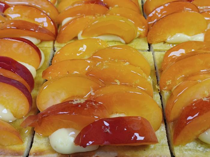 Plaque de tarte au fruits frais réalisée par le traiteur le Coin Gourmand à Dieulefit